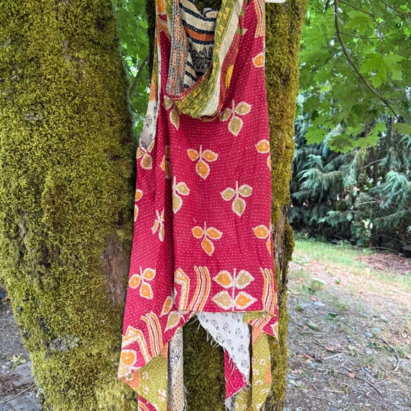 Kantha Bae Hooded Vest - Picture 6 of 8